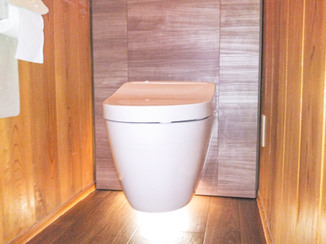 トイレリフォーム 清掃性が高く収納力もある、キャビネット付きのフローティングトイレ