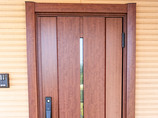 エクステリアリフォームキレイに仕上げた木目調の玄関ドア