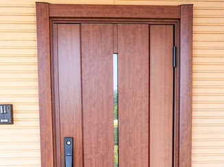 エクステリアリフォーム キレイに仕上げた木目調の玄関ドア