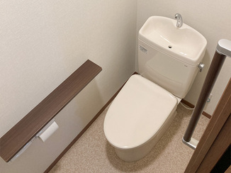 トイレリフォーム 身体が不自由でも使いやすいトイレと、安心して歩ける廊下
