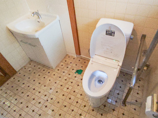 トイレリフォーム 高齢者も使いやすい、機能が充実したトイレと洗面台
