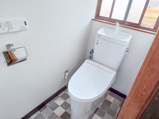 トイレリフォーム 内装もあわせて交換した、清潔感のあるトイレ